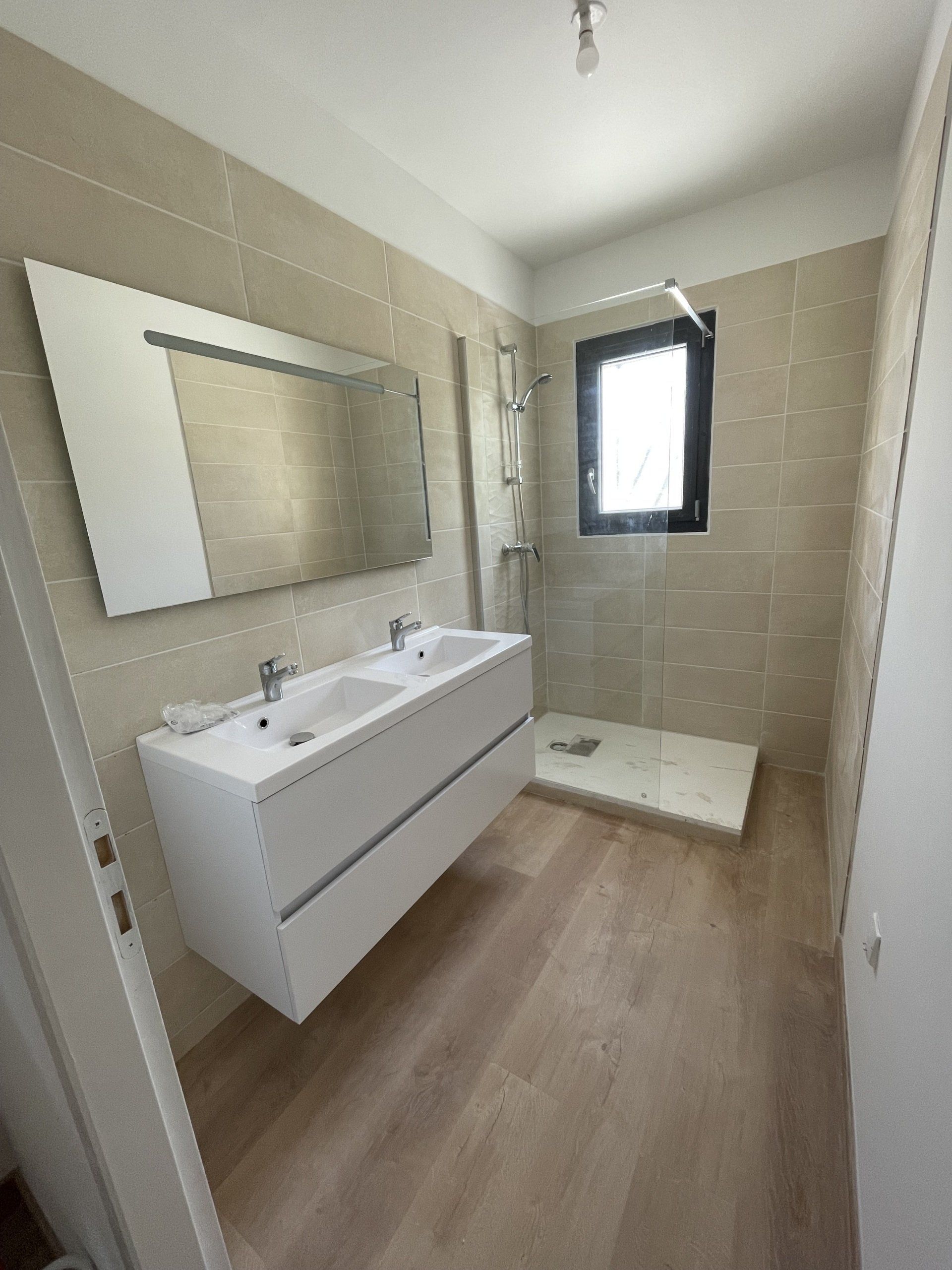 Salle de bain rénové blanche