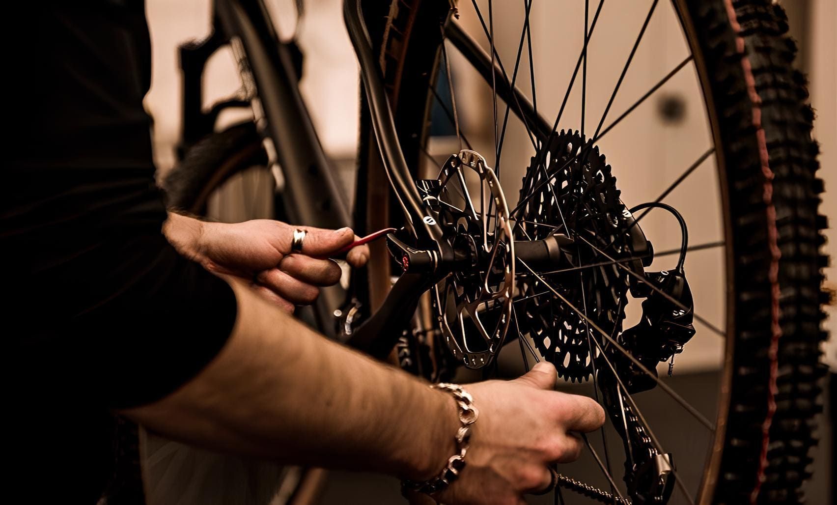 Ein Mann repariert ein Fahrrad mit einem Schraubenschlüssel | PS Cycling AG