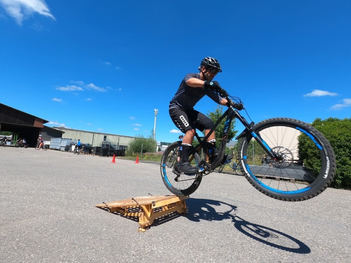 Eine Person fährt mit dem Fahrrad auf einer Rampe | PS Cycling AG