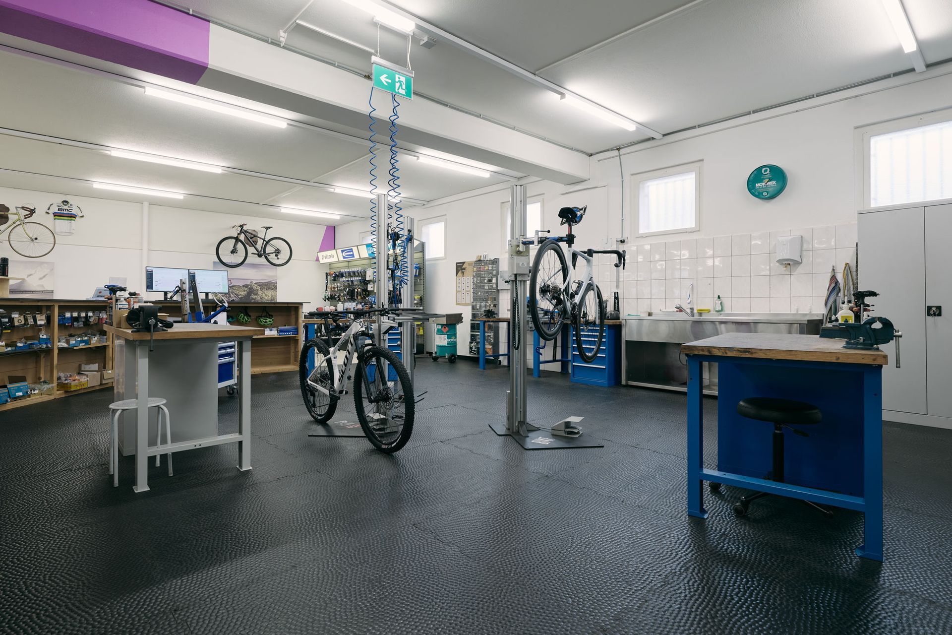 Ein Fahrrad steht auf einem Tisch in einer Fahrradwerkstatt | PS Cycling AG