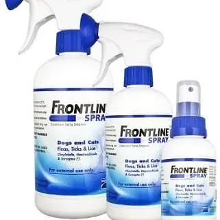 Tres botellas de spray Frontline para perros y gatos.