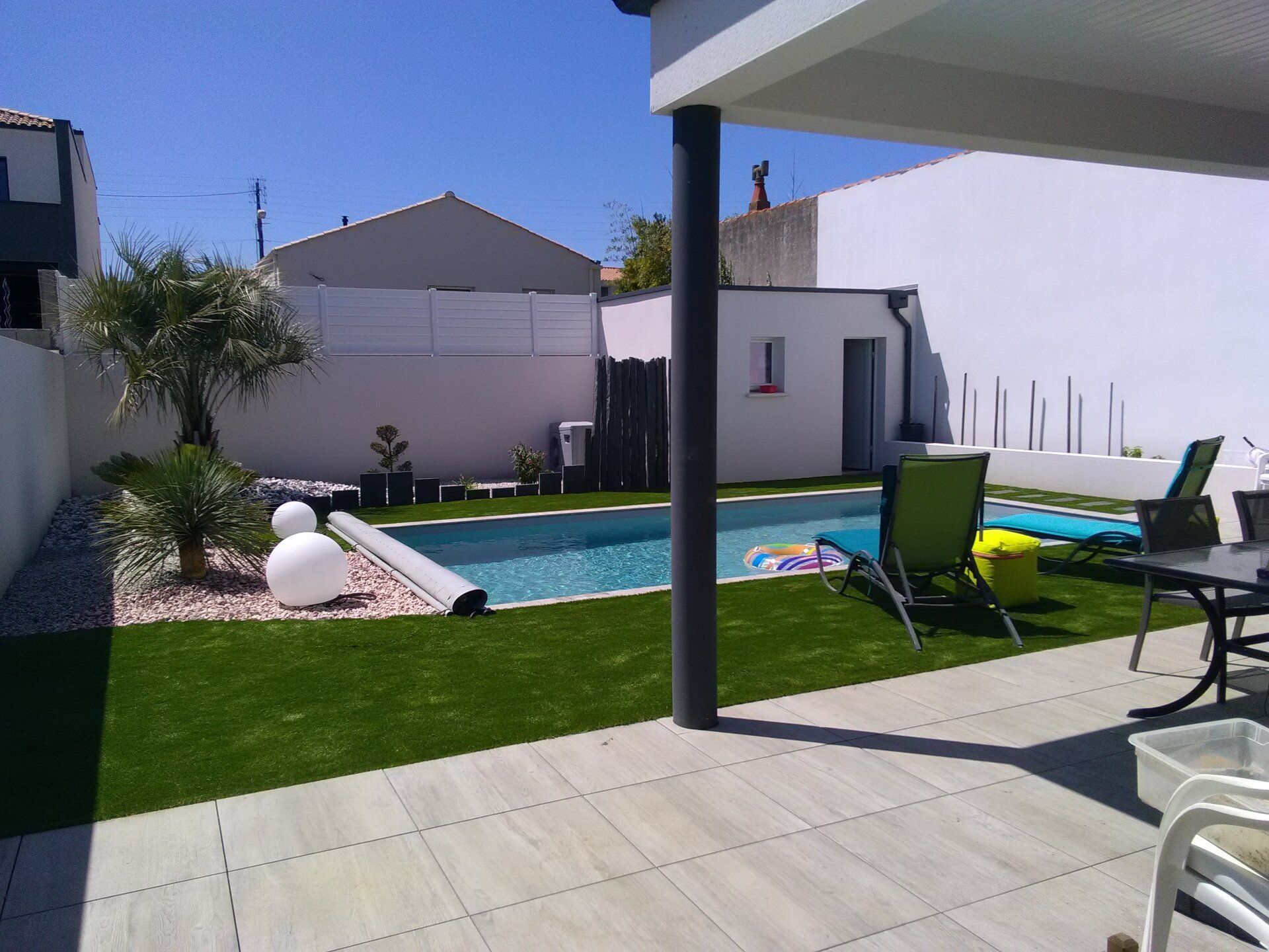 Extérieur aménagé autour de la piscine