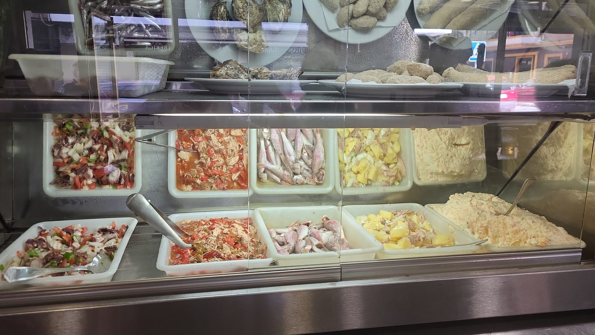Una vitrina llena de muchos tipos diferentes de alimentos.