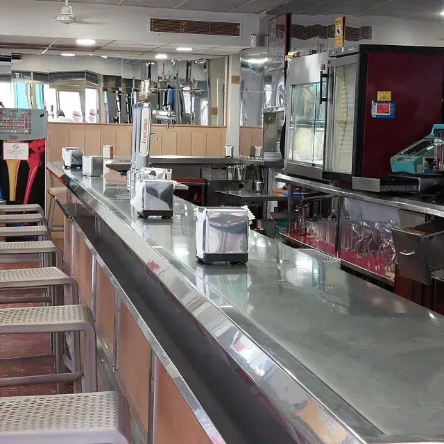 Una barra larga de acero inoxidable en un restaurante.