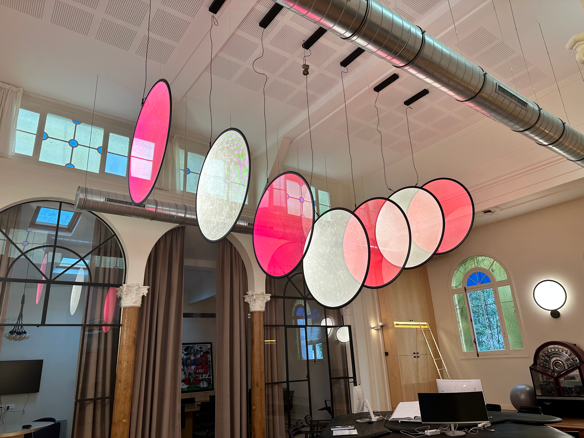 Une pièce avec beaucoup de lumières suspendues au plafond