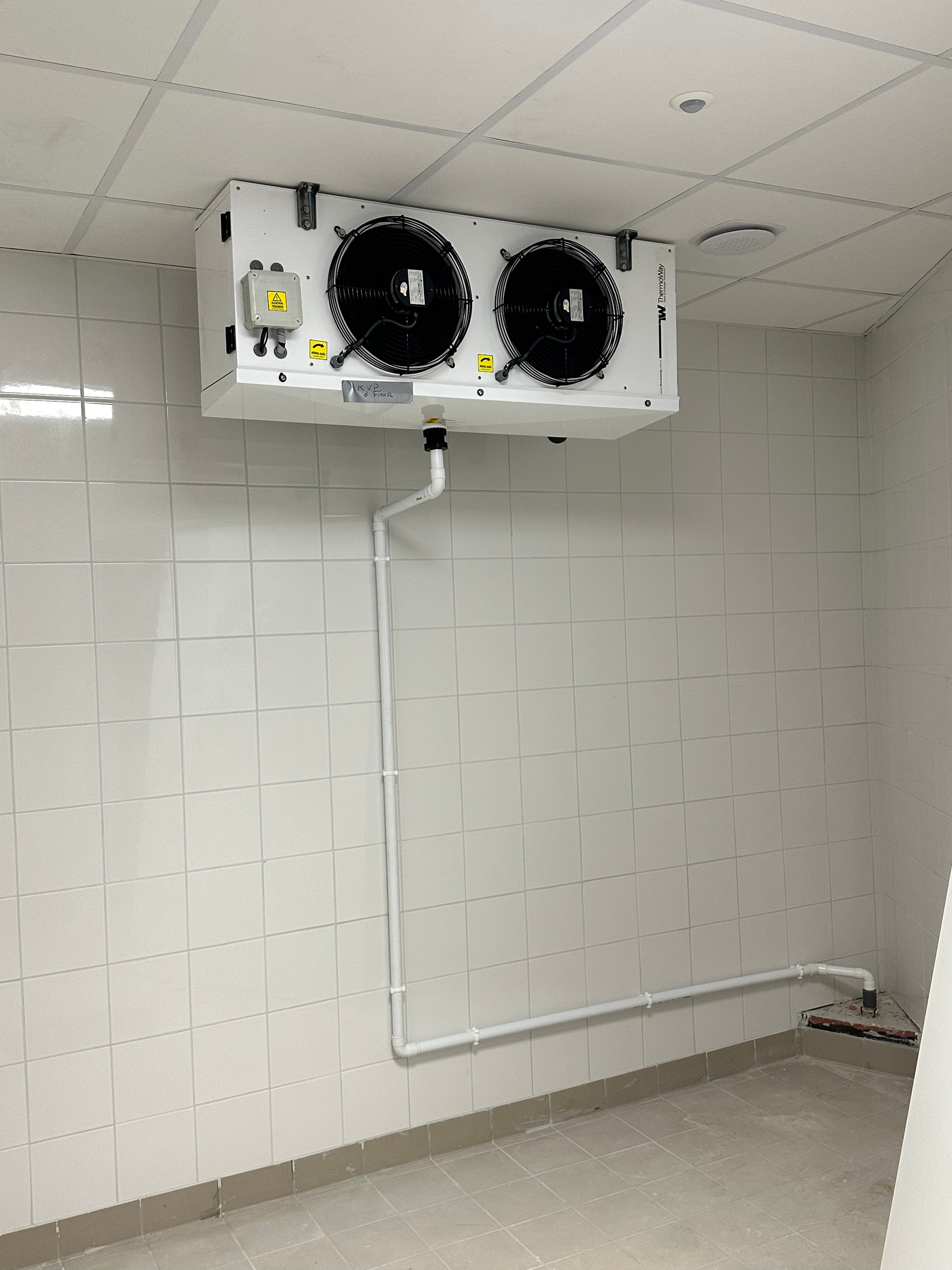 Une pièce avec un ventilateur de plafond suspendu