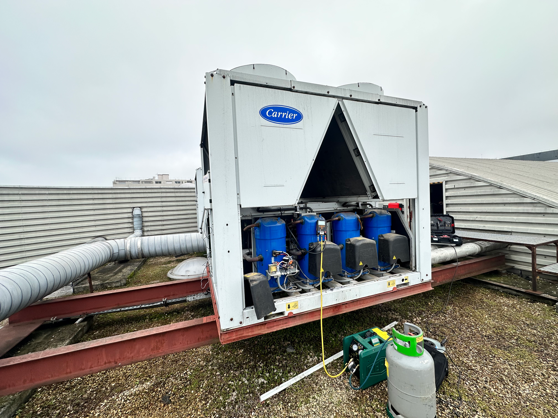 Un grand climatiseur est installé sur un toit.