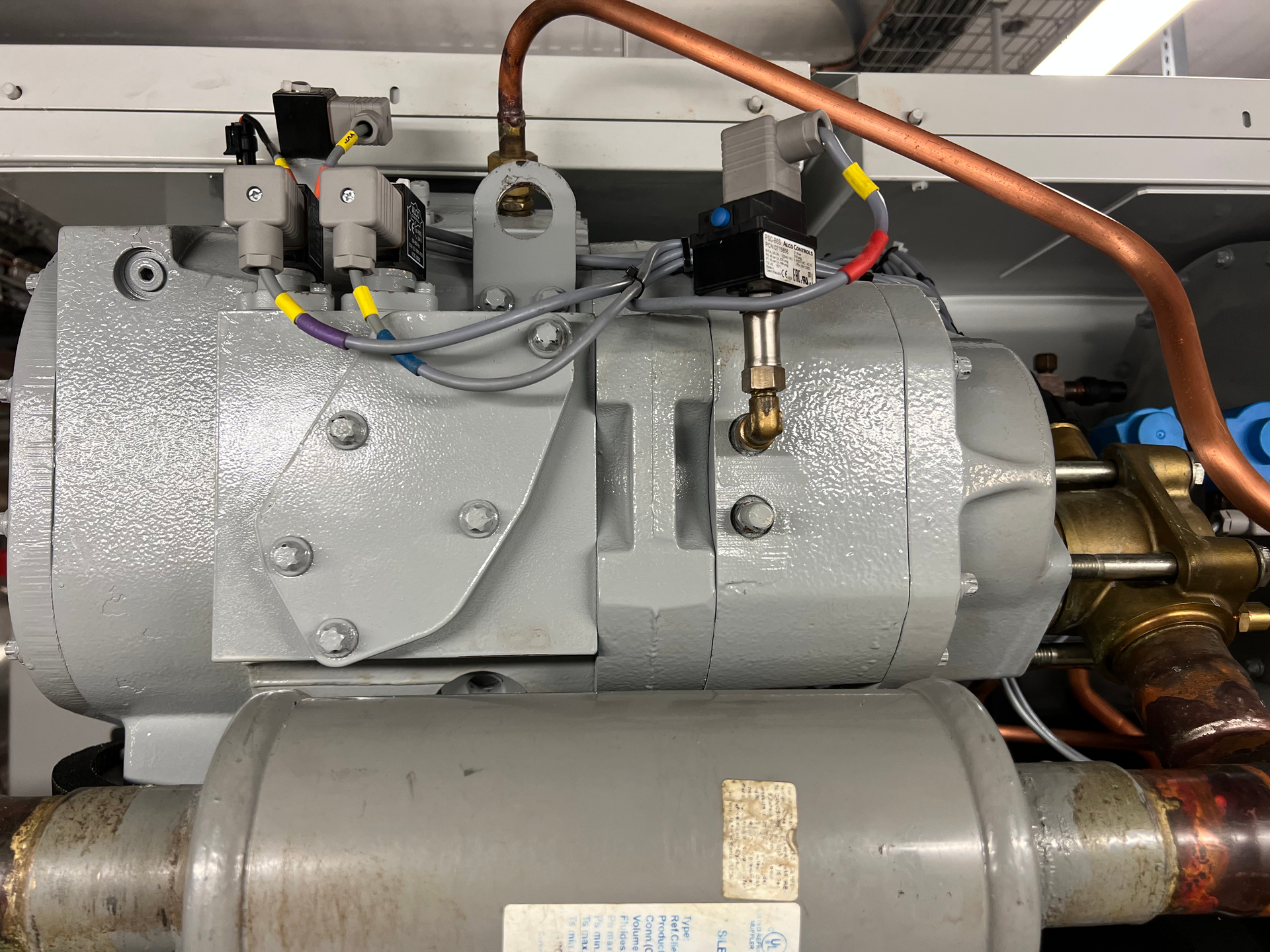 Un gros plan d'une machine avec des tuyaux en cuivre qui en sortent.