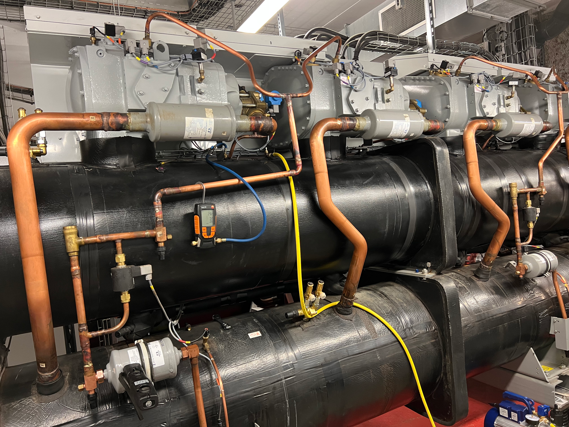 Un tas de tuyaux sont reliés à une machine dans une pièce.
