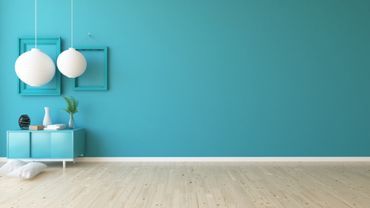 minimalistischer Raum mit türkisfarbener Wand