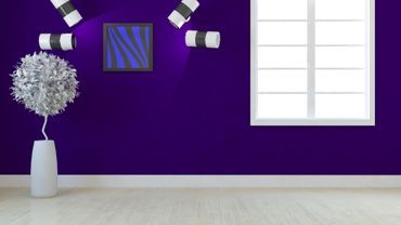 Raummodell mit lilafarbener Wand und Fenster