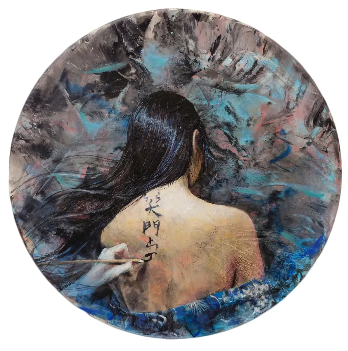 Una pintura de una mujer con escritura china en la espalda.