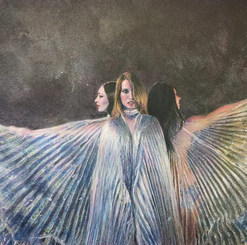 Un cuadro de tres mujeres con alas en la espalda.