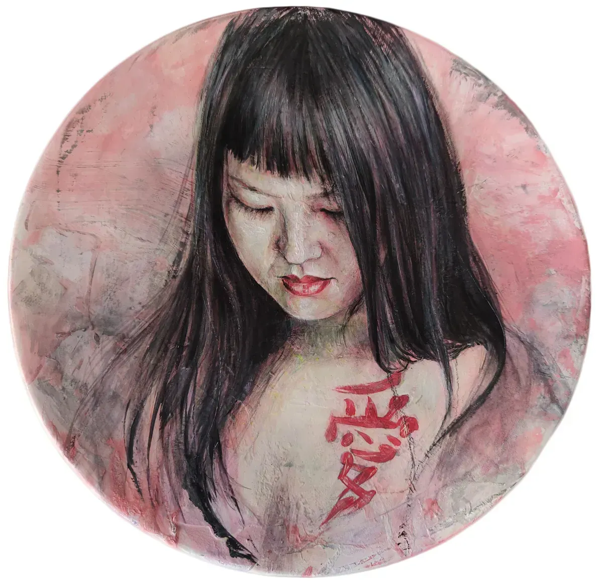 Una pintura de una mujer con escritura china en el pecho.