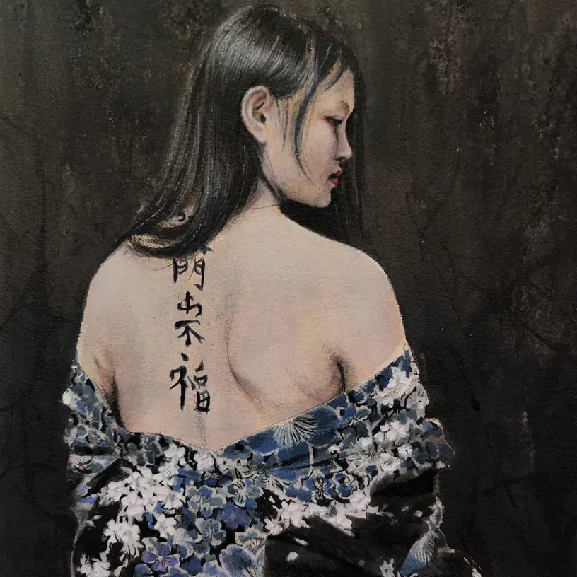 Una pintura de una mujer con escritura china en la espalda.