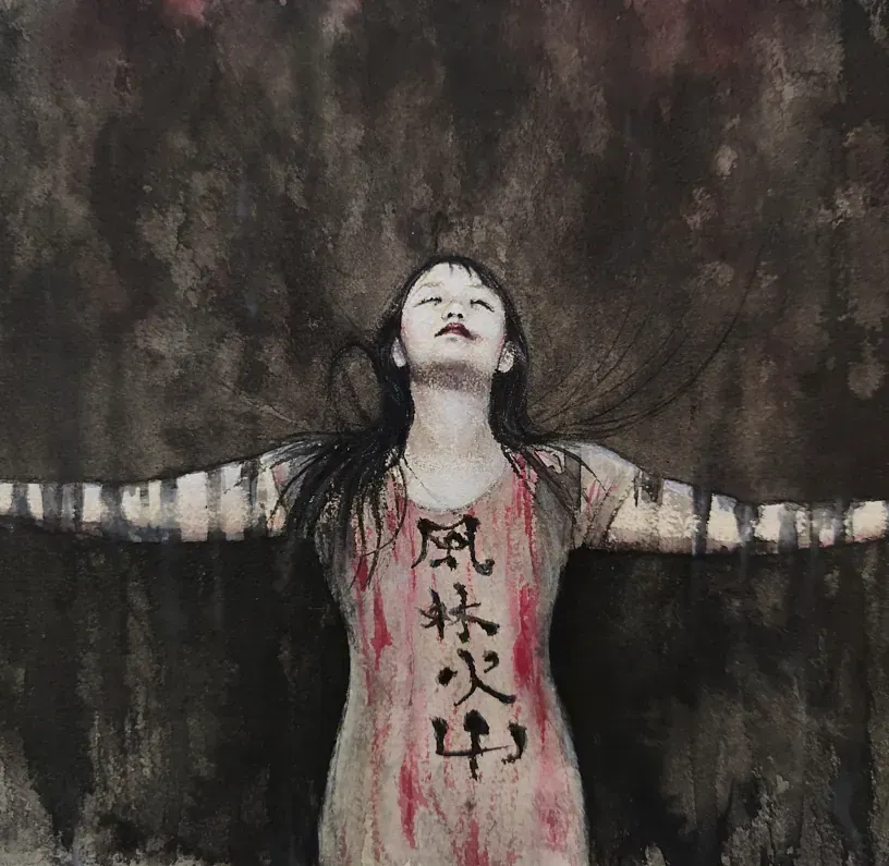 Una pintura de una mujer con escritura china en su camisa.