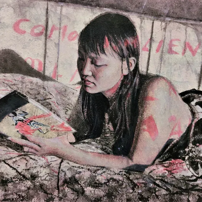 Una mujer está acostada en una cama leyendo un libro.