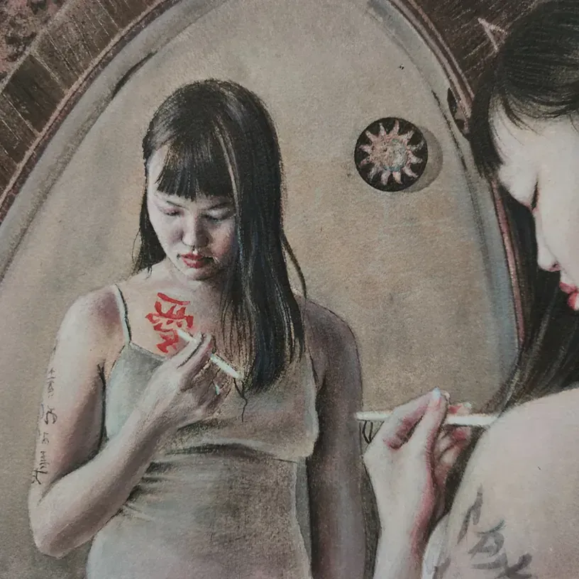 Una mujer con un tatuaje en el brazo que dice 'te amo'