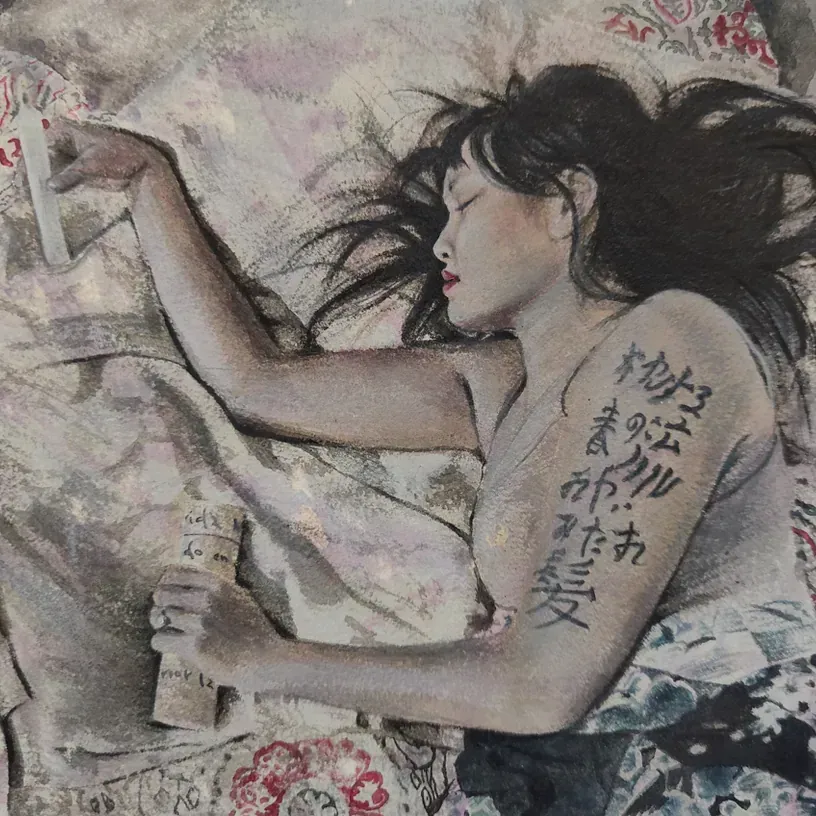 Una pintura de una mujer con escritura china en su brazo.