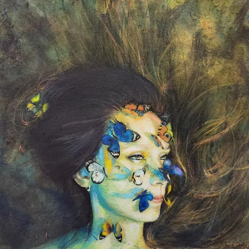 Una pintura de una mujer con mariposas pintadas en su cara.