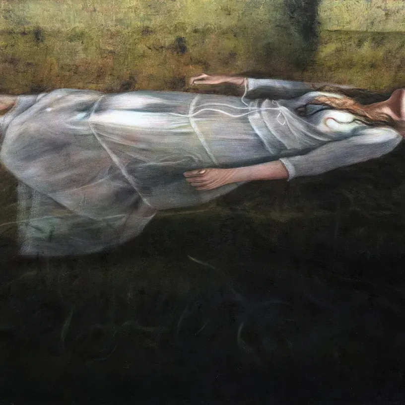 Una mujer con un vestido blanco yace en el suelo en un cuadro.