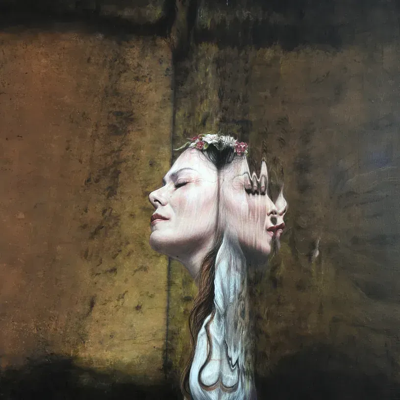 Una pintura de una mujer con dos caras en su cabeza.