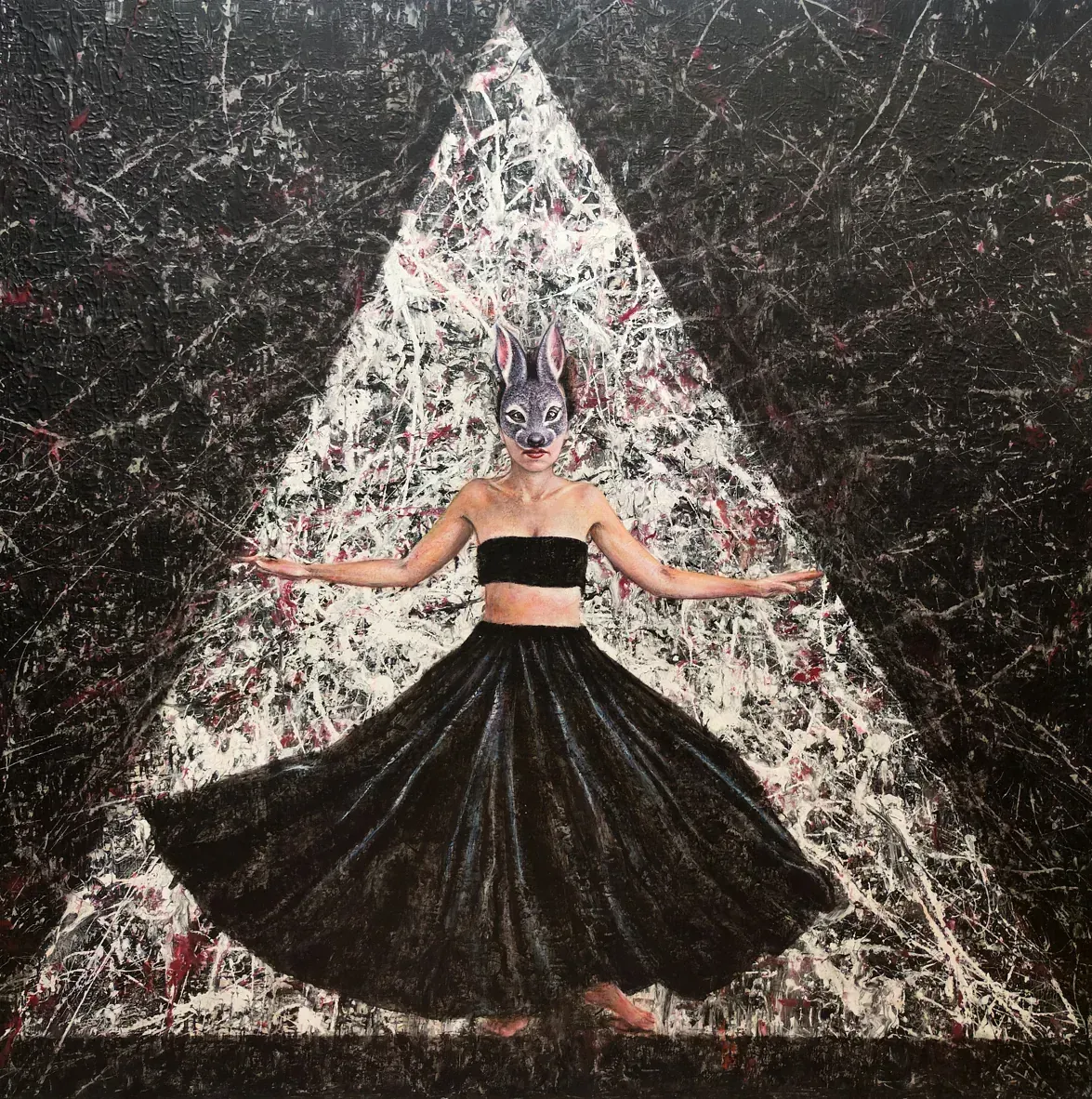 Una pintura de una mujer con un vestido negro con un triángulo en el fondo.