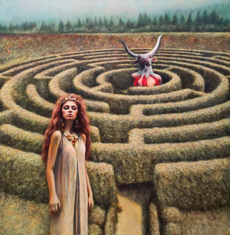 Una mujer está parada frente a un laberinto con un toro en el medio.