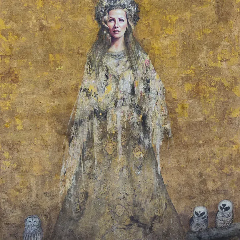 Un cuadro de una mujer con un vestido largo de pie junto a tres búhos.