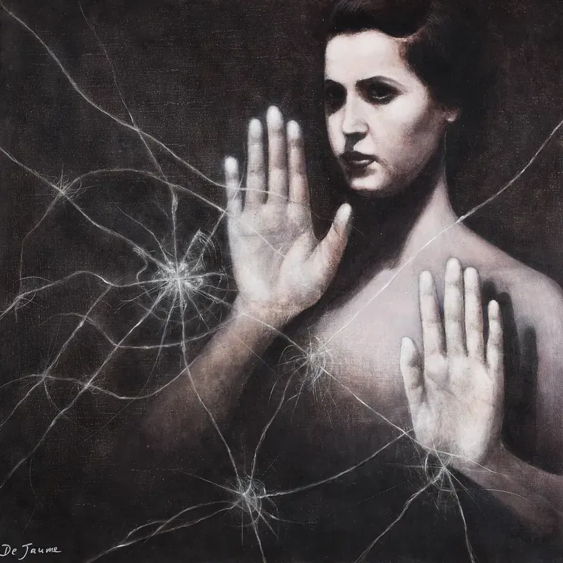 Una pintura en blanco y negro de una mujer detrás de un cristal roto.