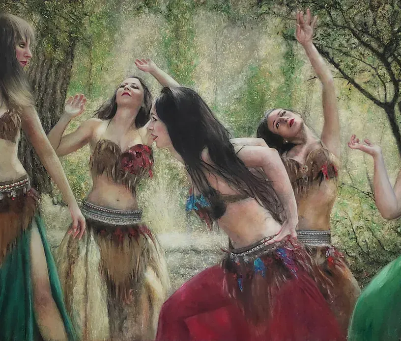 Un grupo de bailarinas del vientre bailan en un bosque.