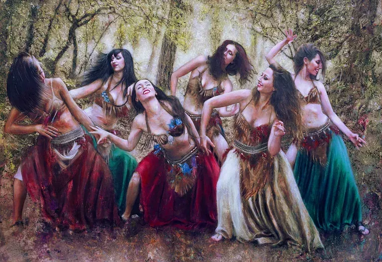 Un grupo de bailarinas del vientre bailan en un bosque.