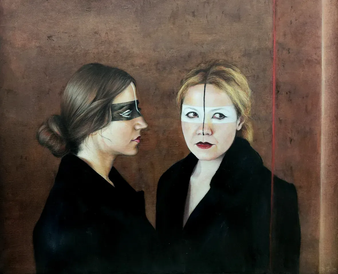 Una pintura de dos mujeres con máscaras en sus caras.