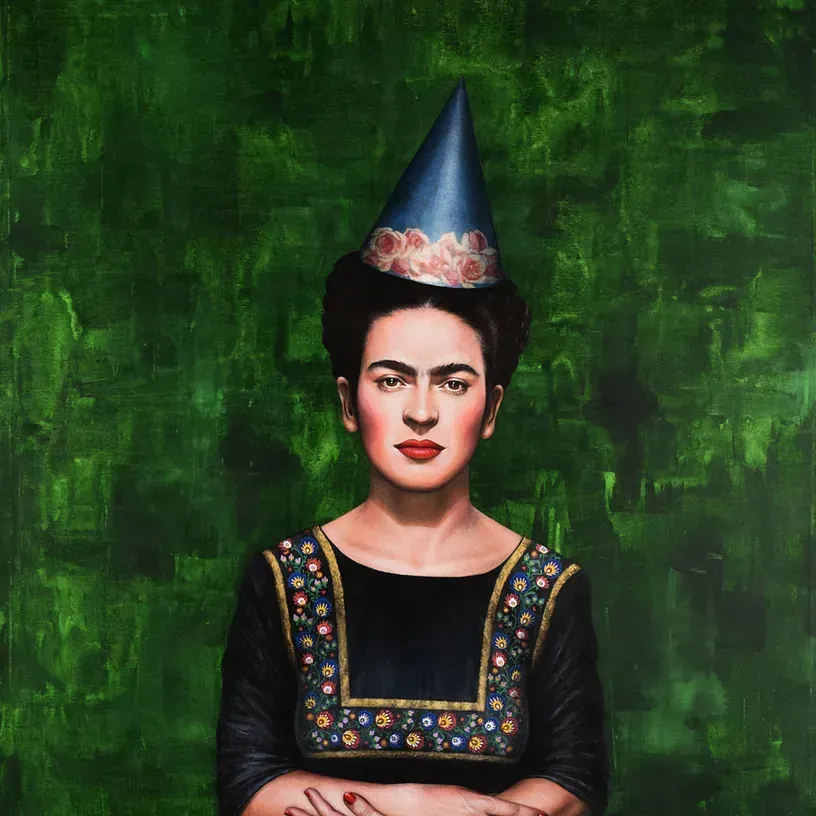 Una pintura de Frida Kahlo con un sombrero de fiesta.