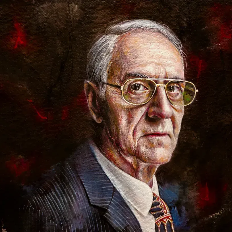 Un cuadro de un hombre mayor que lleva gafas, traje y corbata.