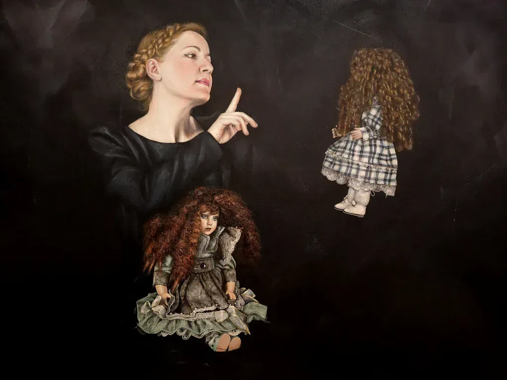 Una pintura de una mujer señalando una muñeca.