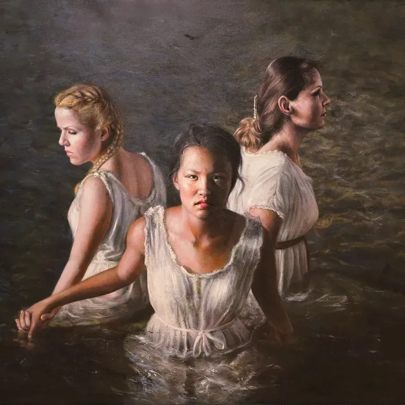 Un cuadro de tres mujeres paradas en el agua.