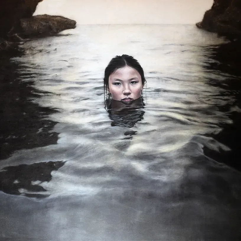 Una pintura de una mujer nadando en el océano