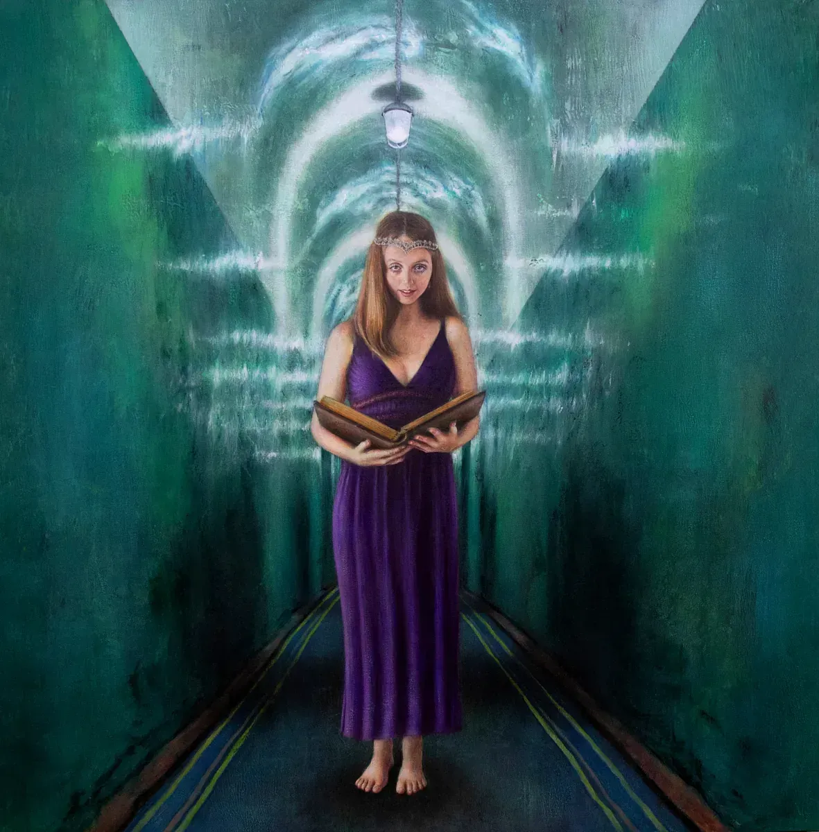 Una mujer con un vestido morado está parada en un túnel sosteniendo un libro.