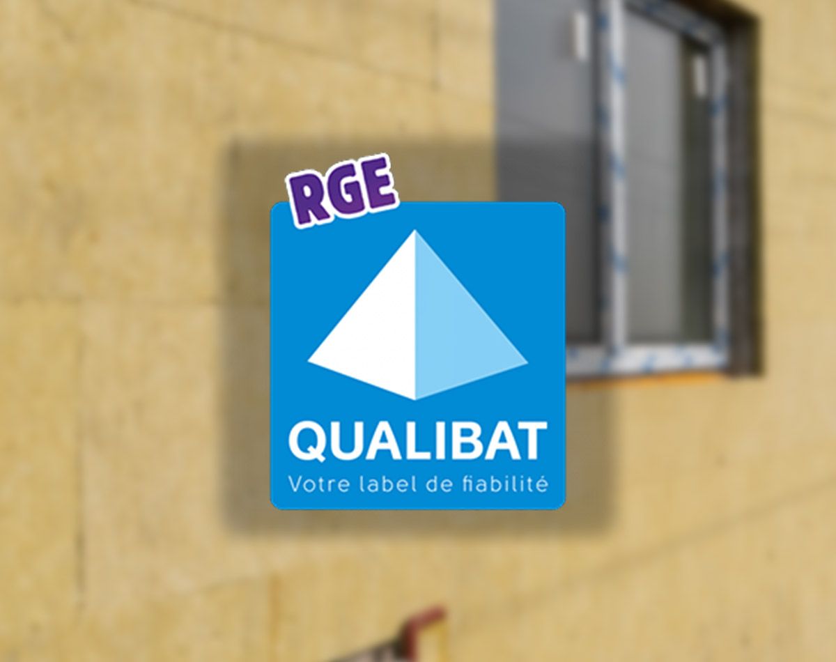 Logo QUALIBAT RGE  devant la façade d'une maison