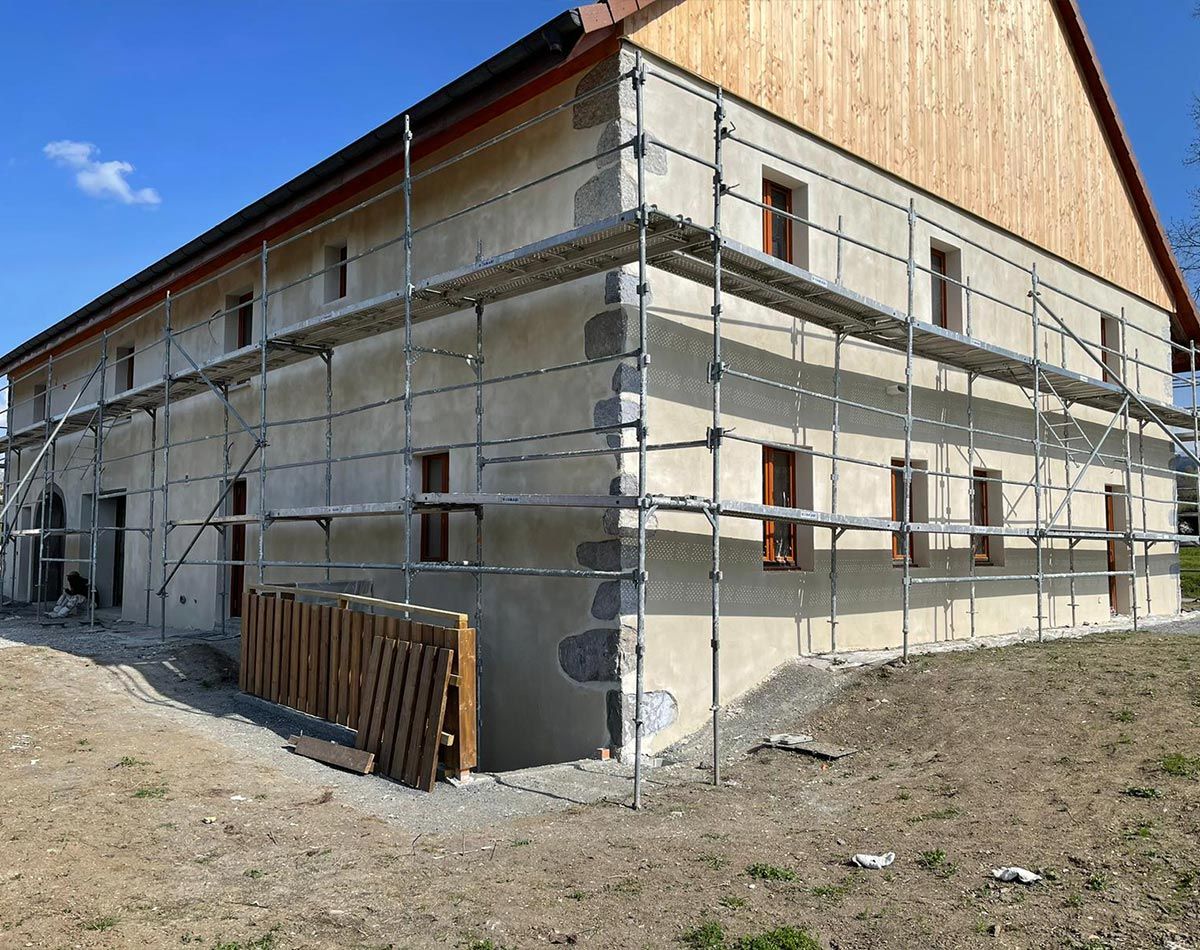 Échafaudage accolé à la façade en rénovation d'une maison