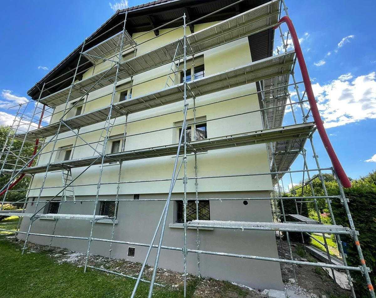 Échafaudage accolé à la façade d'un immeuble