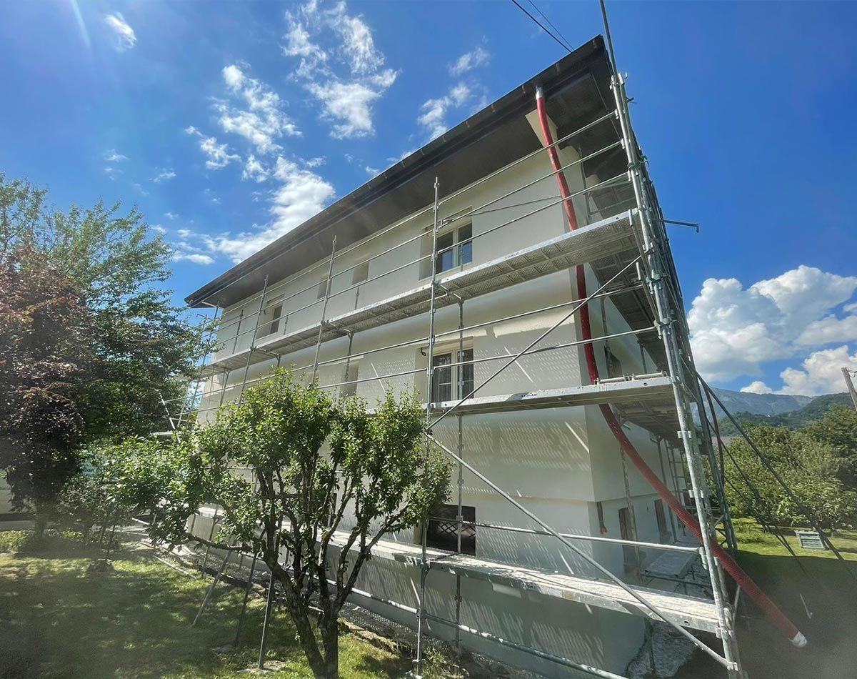 Échafaudage accolé à la façade en rénovation d'un immeuble