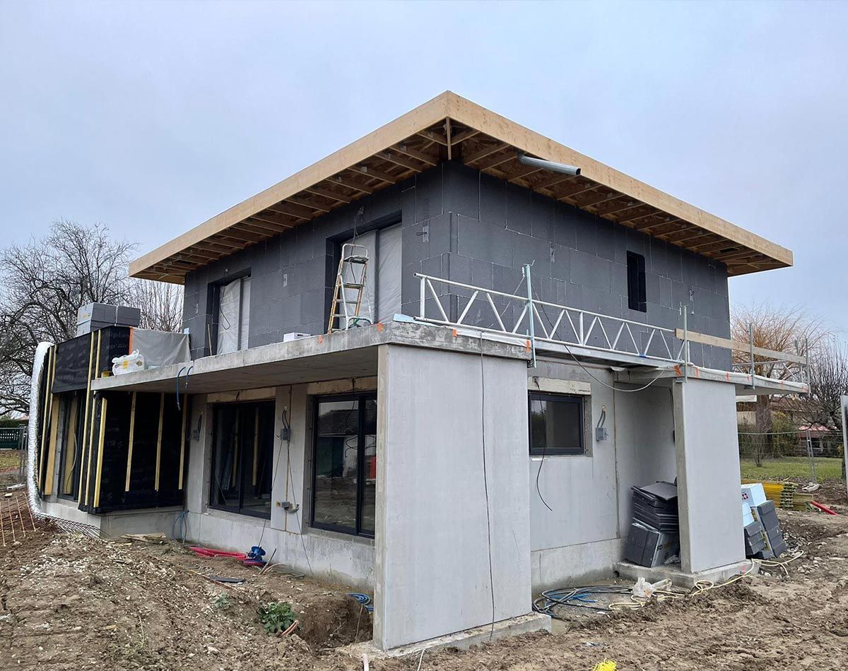 Échafaudage accolé à la façade d'une maison
