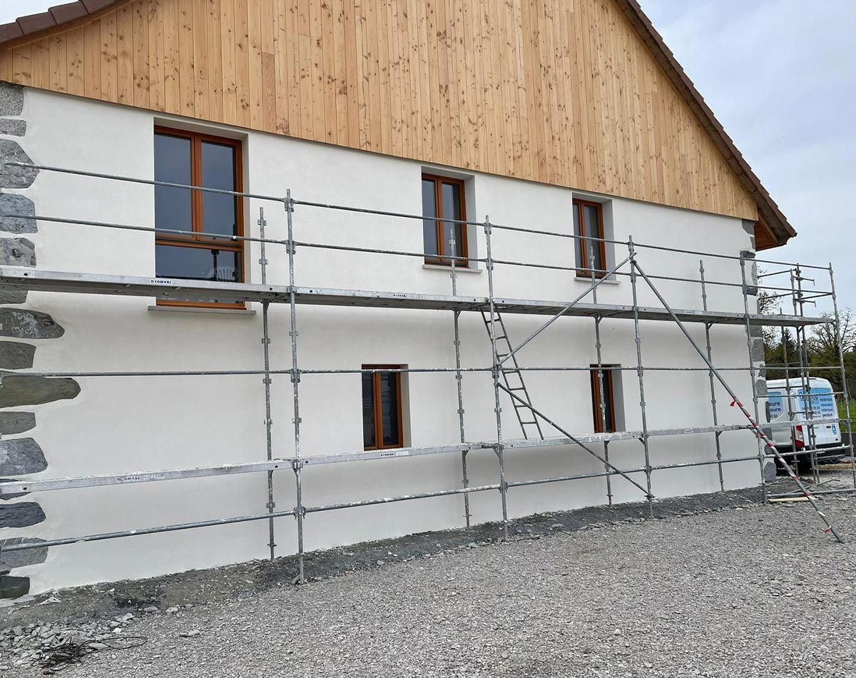 Échafaudage accolé à une façade en rénovation