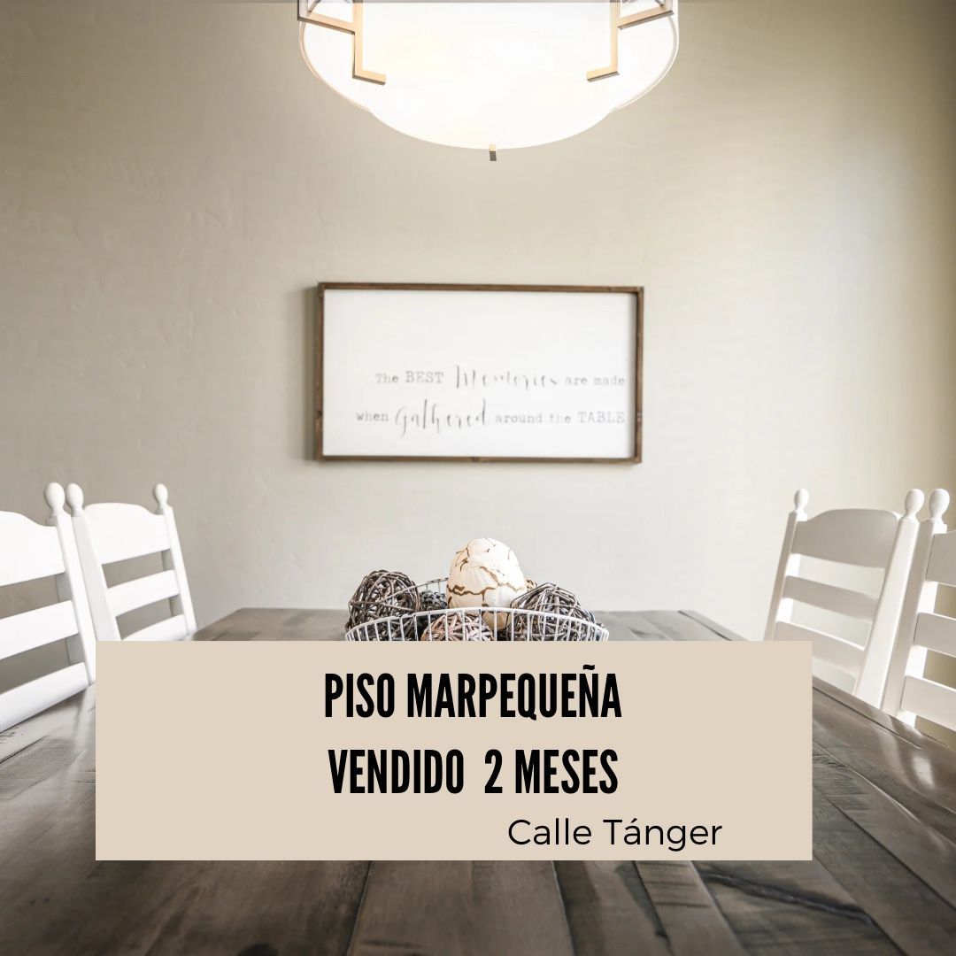 Una mesa de comedor con un cartel que dice piso marpequena vendido 2 meses