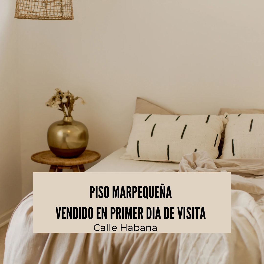 Una cama con un cartel que dice piso marpequena