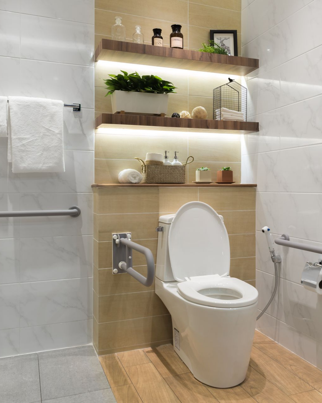 Salle de bains avec équipements adaptés aux personnes à mobilité réduite.