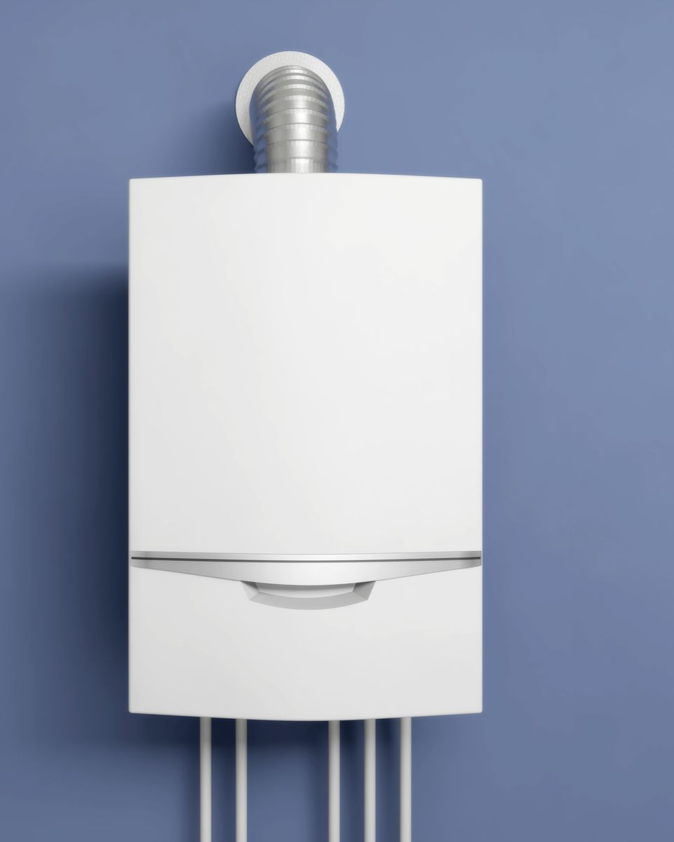 Chaudière à gaz murale blanche avec conduit de fumée argenté, fixée sur un mur bleu, trois tuyaux blancs en dessous.