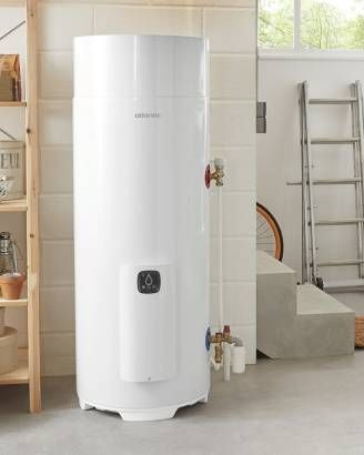 Chauffe-eau blanc fixé sur un mur carrelé de salle de bain.